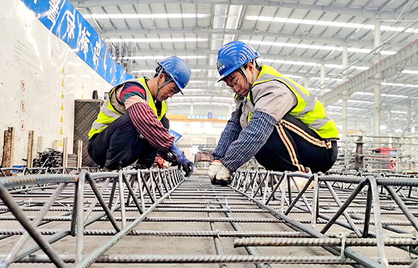 建圈強鏈 眉山仁壽加快推進裝配式建筑高質(zhì)量綠色發(fā)展_fororder_仁壽縣汪洋鎮(zhèn)的山立建筑科技有限公司生產(chǎn)車間工人們正在趕制訂單-供圖-仁壽縣委宣傳部