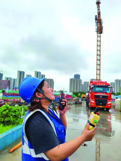    塔吊司機在地面上“駕駛”塔吊 